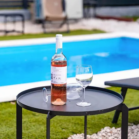 Stunning In With Outdoor Swimming Pool Seline